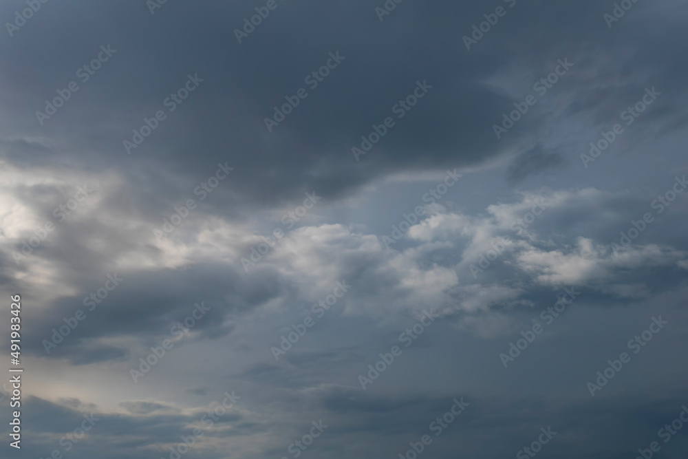 ciel de nuages gris bleutés