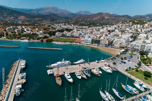 Ujęcie. z drona na piękne greckie miasto Ajos Nikolaos na wyspie Kreta w Grecji, port i marina u wybrzeży morza śródziemnego, idealna wakacyjna destynacja 