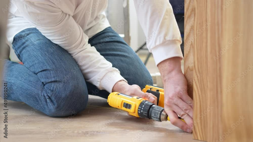 carpenter screws with screwdriver with special nozzle at right angles lamellae carpenter screws with screwdriver with special nozzle at right angles lamellae