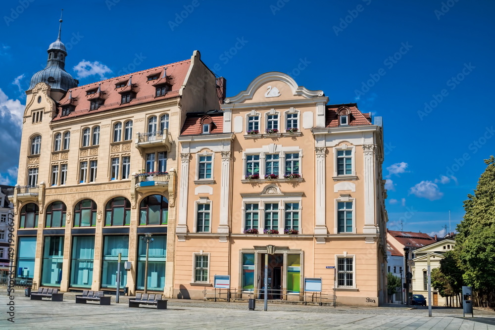 görlitz, deutschland - sanierte altbauten am marienplatz