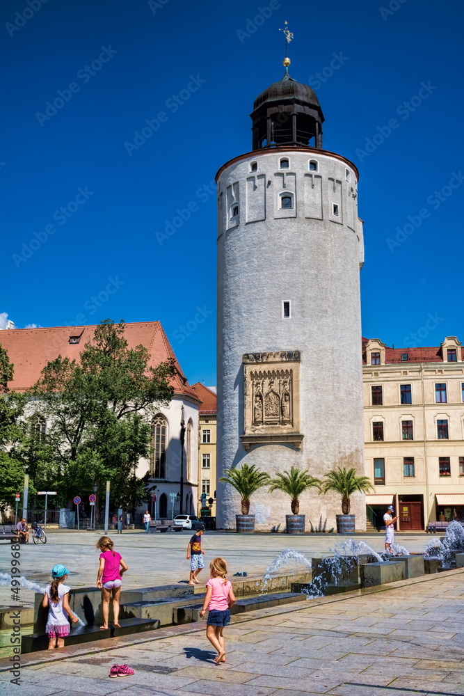 görlitz, deutschland - wasserspiele und dicker turm