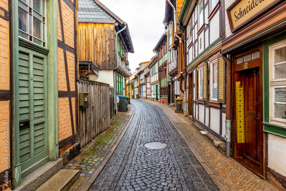 Fototapeta premium Erkundungstour durch die wunderschöne Altstadt von Wernigerode vor den Toren des Harzes - Sachsen-Anhalt - Deutschland