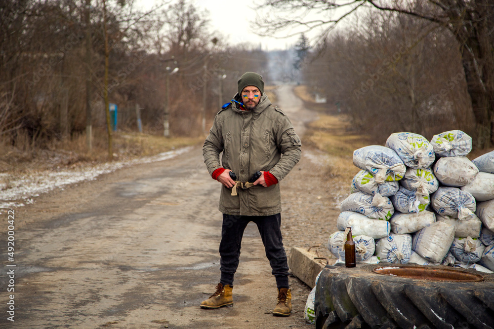 Foto A Ukrainian man with a weapon at a checkpoint
