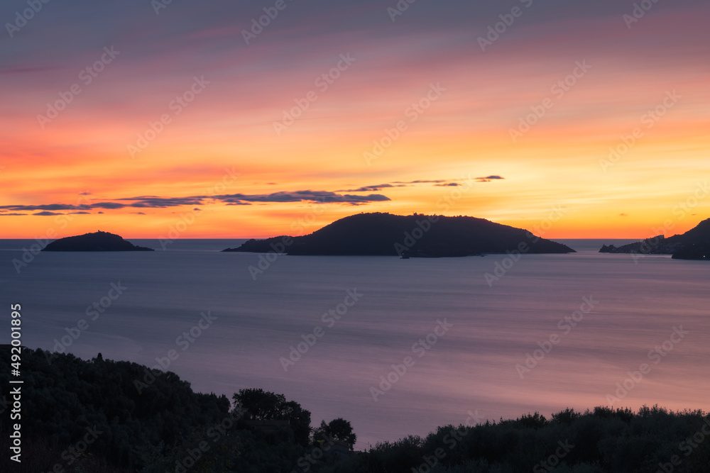 Golfo dei poeti al tramonto, in linea Isola del Tino, Isola Palmaria, Portovenere, La Spezia, Liguria, Italia, Europa