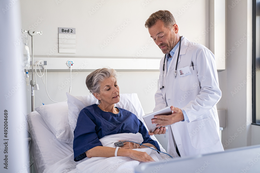 Obraz premium Doctor discussing diagnosis with patient