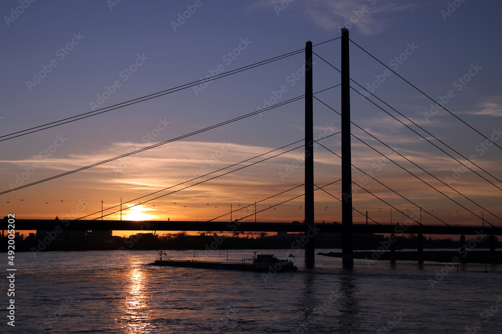 sonnenuntergang an der rheinkniebrücke in düsseldorf