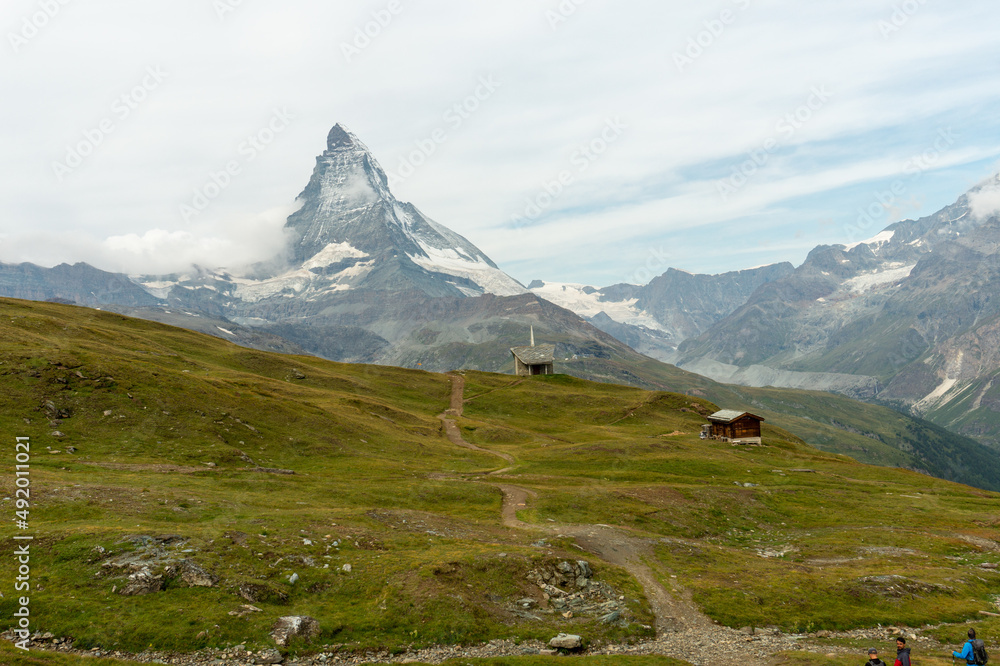 El monte Cervino, Matterhorn, Mont Cervin o Le Cervin o Hore o Horu, la montaña más famosa de los Alpes