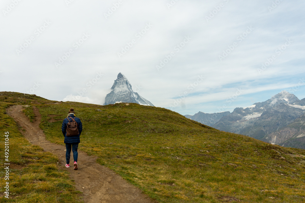 Senderismo en El monte Cervino, Matterhorn, Mont Cervin o Le Cervin o Hore o Horu, la montaña más famosa de los Alpes