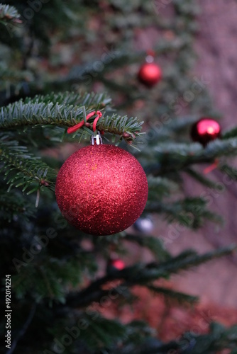 FU 2020-12-17 Weihnacht 30 Am Baum hängen rote Weihnachtskugeln