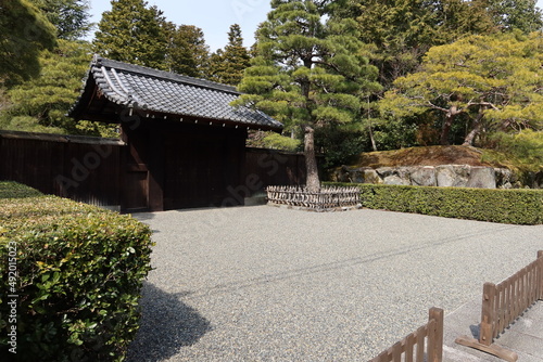 Japanese culture : a gate to Hekiun-so Villa in Kyoto City in Japan 日本の文化：日本の京都市にある碧雲荘入り口の門