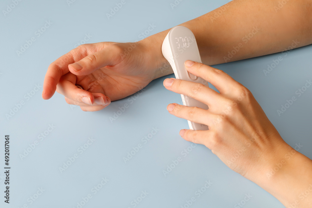 Measure the temperature with an electronic thermometer alone. Disease Blue background Measure the temperature with an electronic thermometer alone. Disease Blue background