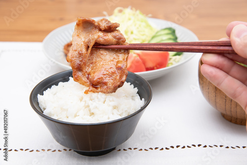 手作りの豚肉生姜焼き定食を食べる男性の手元