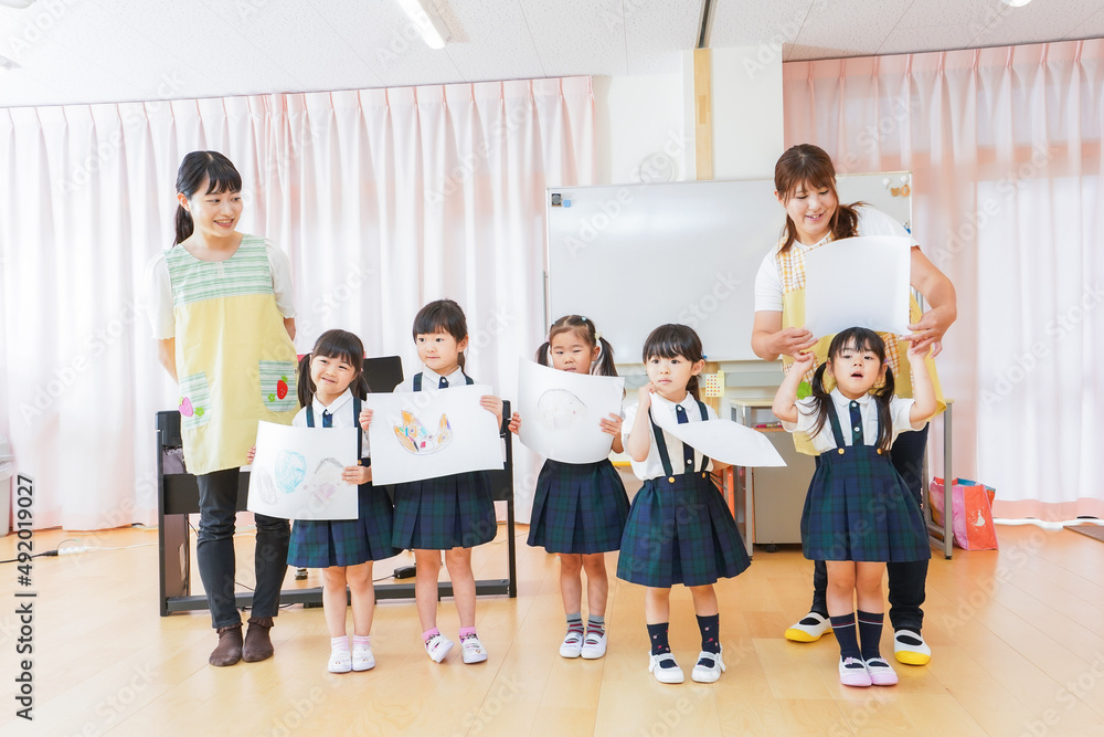 保育園でお絵描きをする子どもたち