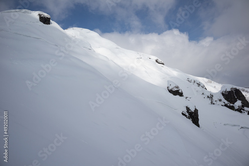 厳冬期の雪に覆われた白毛門