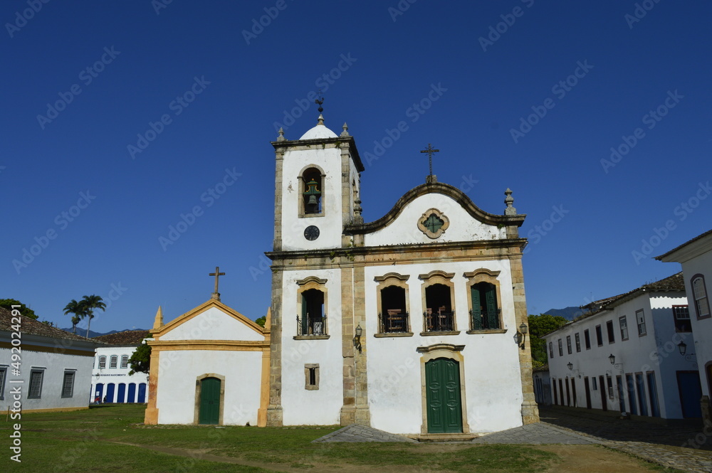 Igreja histórica de Paraty com céu azul