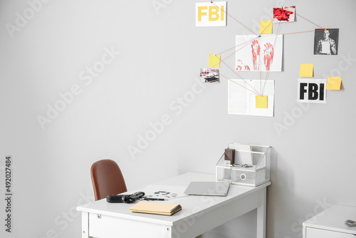Workplace of FBI agent in modern office © Pixel-Shot