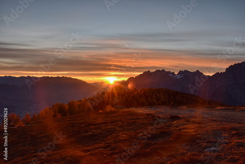 Sonnenaufgang, Morgendämmerung, Morgenrot, Himmel, Berge, Silhouette, Nacht, Tag, Dämmerung, blaue Stunde, Sonne, Sonnenstrahlen, leuchten, anleuchten, erstrahlen, Wolken, Wolkenschleier, Rot, Orange,