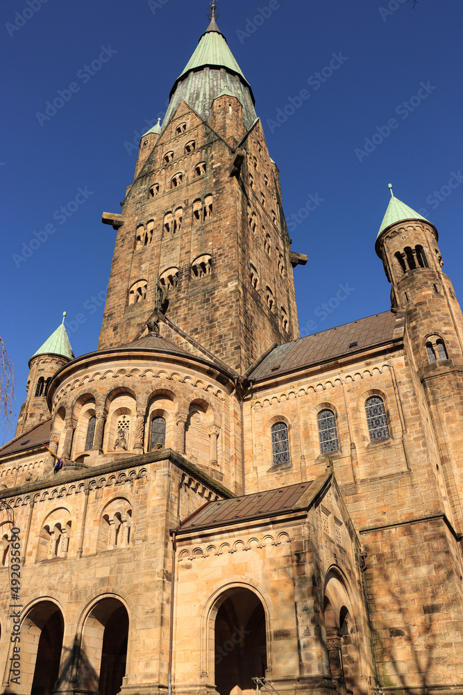 Imposante St.-Antonius-Basilika in Rheine; Westfassade mit Portalhalle, Westchor, Flankentürmen über dem Westquerschiff und westlichem Vierungsturm