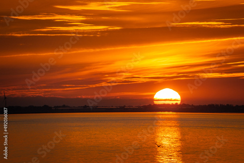 Fototapeta Naklejka Na Ścianę i Meble -  Sonnenaufgang über der Ostsee