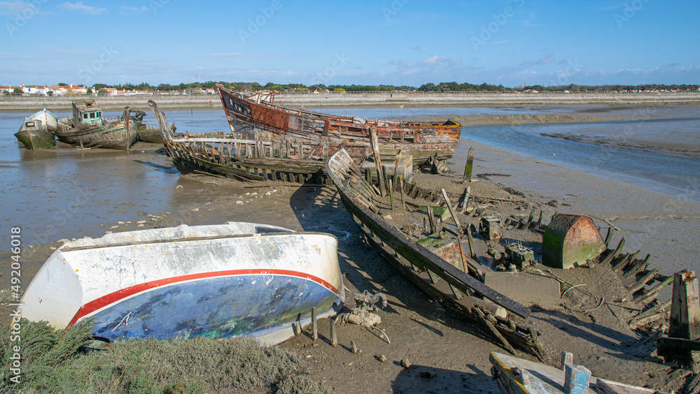 Φωτογραφία Vendée,France;February 19, 2022: remains and skeleton of old boats located in the boat cemetery on the island of Noirmoutier,France