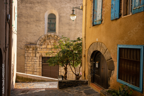 Fototapeta Naklejka Na Ścianę i Meble -  Collioure traditional village street with colorful houses on the south of France