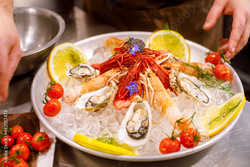 delizioso piatto di Pesce e frutti di mare crudi serviti su un piatto bianco photo