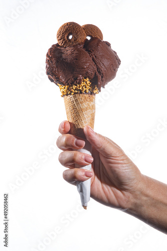cono di gelato al cioccolato  isolato su sfondo bianco
