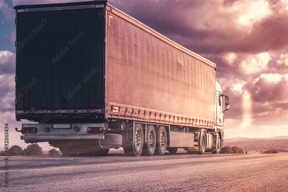 LKW auf der Straße in der Sonne LKW auf der Straße in der Sonne