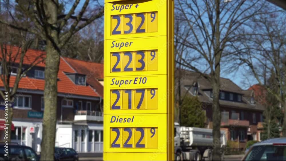 Benzinpreise steigen an der Tankstelle - Benzin wird teuer Stock Video ...