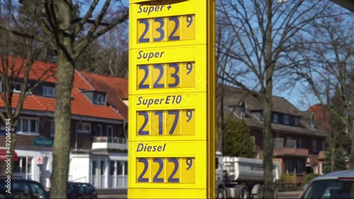 Benzinpreise steigen an der Tankstelle - Benzin wird teuer photo