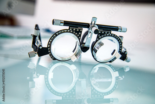 Montatura per Occhiali da optometria su sfondo bianco photo