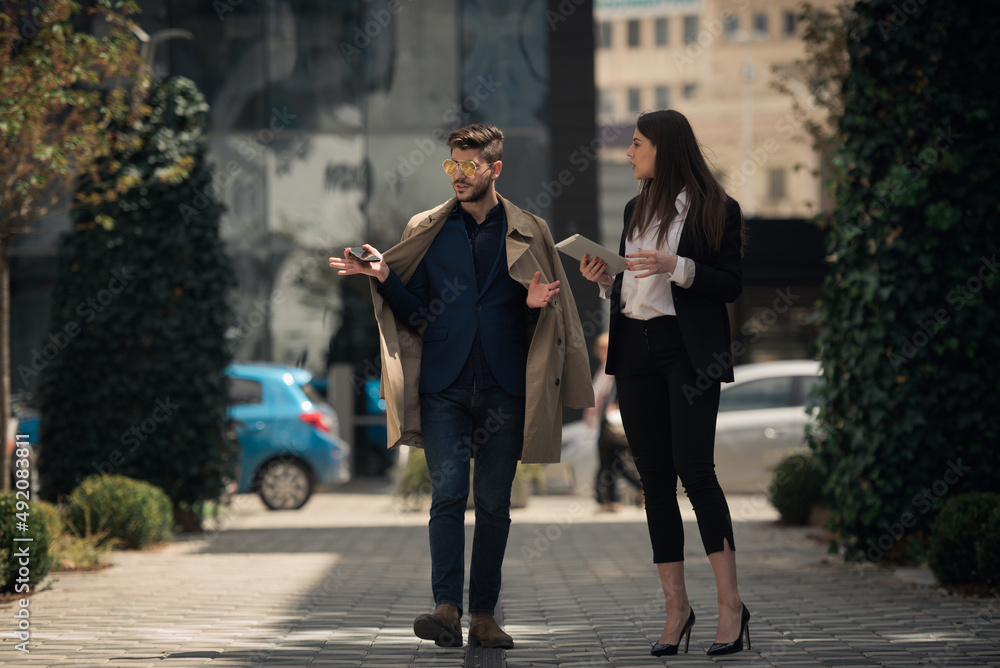 Obraz premium Thinking about the place for their new company