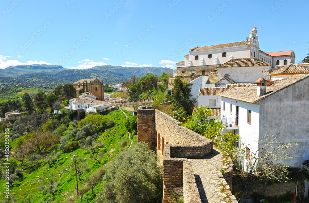 Vista de las murallas de Ronda con la iglesia del Espiritu Santo al fondo, provincia de Málaga, Andalucía España. Ronda es una de las ciudades mas bellas de Andalucía