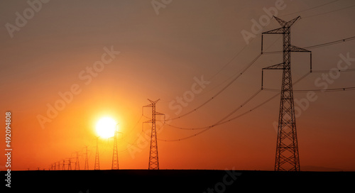 linia energetyczna na tle zachodzącego słońca
