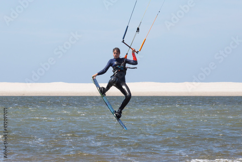 Attraktive, sportliche Kite-Surferin in Action