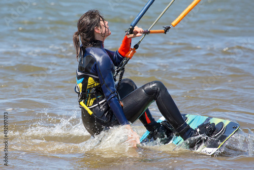 Attraktive, sportliche  Kite-Surferin in Action