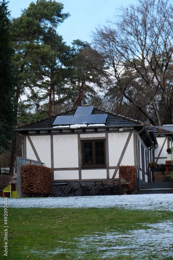 FU 2021-01-24 Schneewelt 83 Auf dem Haus sind Solarplatten
