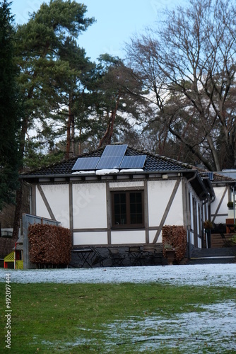 FU 2021-01-24 Schneewelt 83 Auf dem Haus sind Solarplatten © Sabine