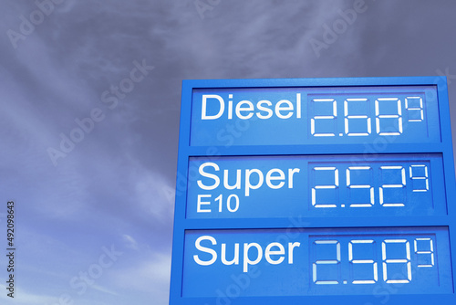 3d Illustation - Tankstellenanzeigetafel - Spritpreise - Teuer - Sprit - Benzin - Diesel