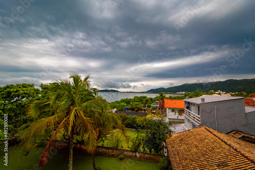 céu com nuvens carregadas e as casas da praia da Cachoeira do Bom Jesus em  Florianópolis , Florianopolis, Santa Catarina, Brasil photo