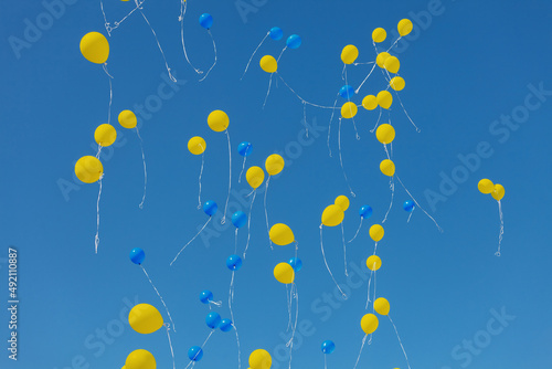 Foto Blue and yellow balloons in the blue sky