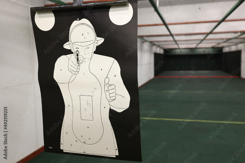 Strzelnica sportowa z tarczami przygotowana do strzelania z broni sportowej na zawodach z pistoletu.  - obrazy, fototapety, plakaty 