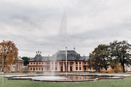 Palast und Brunnen