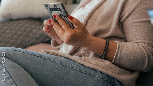 Przeglądanie telefonu w domowym zaciszu na kanapie