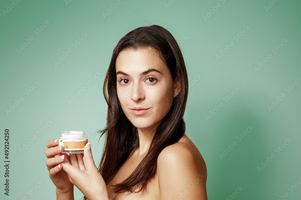 Joven Mujer Latina con producto de cuidado de la piel hermosa alegre retrato acercamiento Joven Mujer Latina con producto de cuidado de la piel hermosa alegre retrato acercamiento