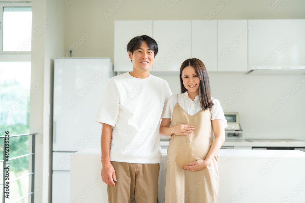 キッチンにいる妊婦と男性
