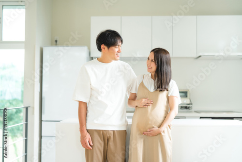キッチンにいる妊婦と男性 