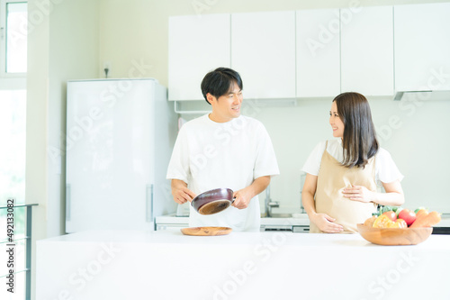 家事を手伝う男性と妊婦（料理）
