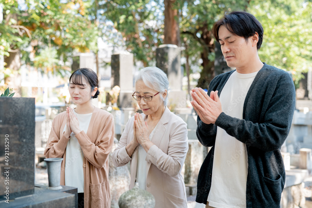 親子でお墓参りする(合掌)
親子でお墓参りする(合掌)
