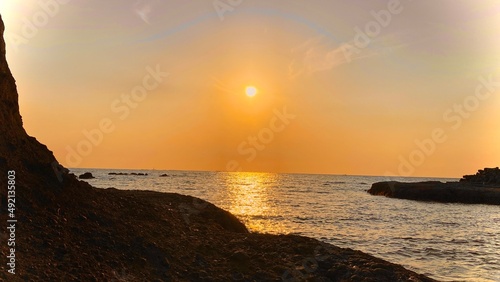 海に沈んでいく夕日